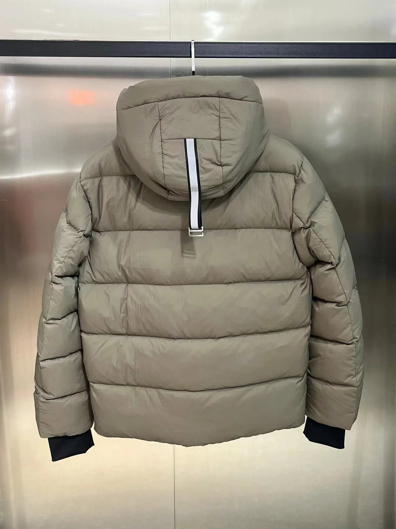 P940 2️⃣0️⃣2️⃣4️⃣The latest Canada goose black label down jacket. The goose black label down jacket is a must-have in the outerwear industry! The latest designer styles! The goose down jacket has always been a popular element of fashion and is loved by experts from all walks of life! Fashionable hooded cut, high-end customer-supplied fine goose down, high resilience, smooth zipper, strong and firm. Pockets on both sides can store small items, free your hands, and you can go out without worries. It can also meet the need of putting your hands in your pockets👏👏Produced by Big Goose, it can be used as a group uniform by many celebrities. This down jacket uses a double-layer anti-down lining design, which has strong windproof performance and will be very warm in winter! New standard 90% goose down filling, high fluffiness, windproof hooded design. When walking outdoors, pull the collar to the highest position, put your hands in the pockets and it will be very warm. It can be easily controlled by all body types! The interior is equipped with an elastic snow skirt design for better wrapping. The simple and neat style design highlights the masculine temperament. The impeccable style is classic and never goes out of style. It is warm and practical, and it is versatile! You can enter with your eyes closed!  Size: XS-XXL Color: black gray